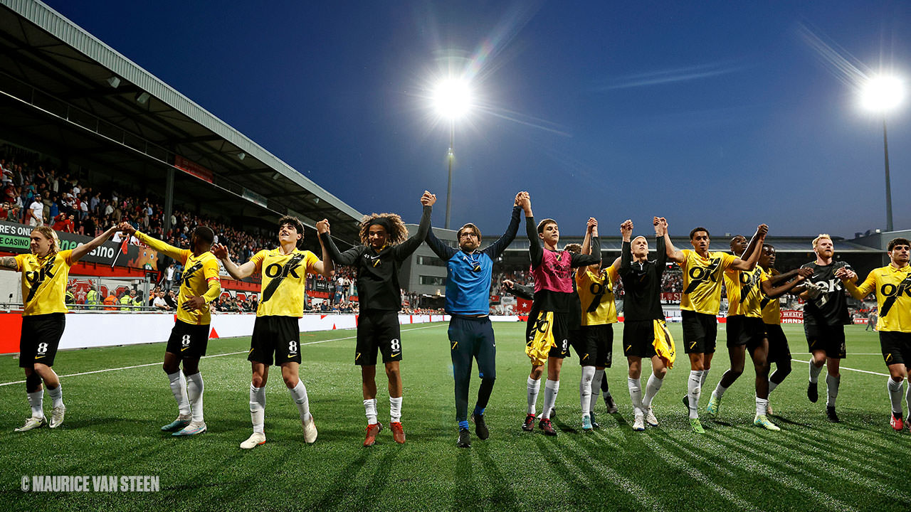 Peter Hyballa mit Mannschaft auf dem Spielfeld