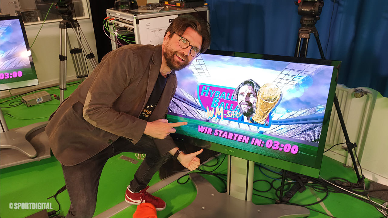 Peter Hyballa im Studio von Sportdigital während der Aufzeichnung der Hyballa Balla WM-Show in Hamburg.